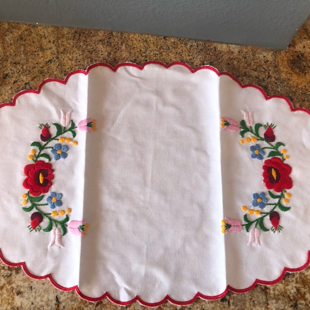 Hungarian Vintage Kalocsa vintage collectible hand embroidered doilies and table - Picture 4 of 5